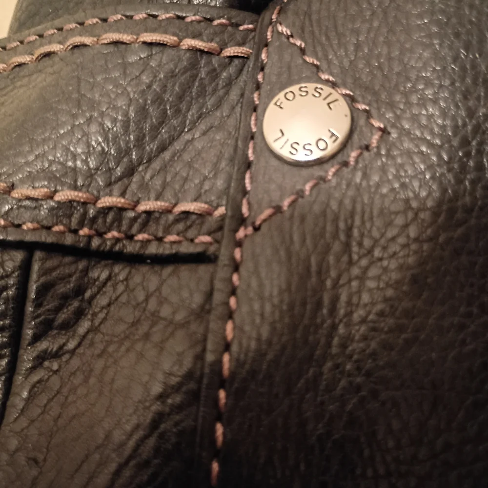 Fossil Chic Black Leather Drawstring Shoulder Bag - Picture 6 of 7